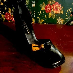 Beautiful new Louis Vuitton black heels, never been worn